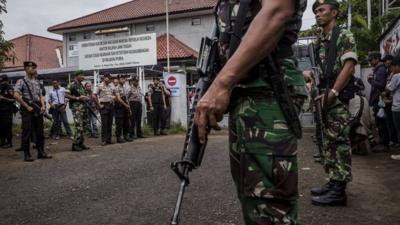 Soldiers with firearms outside a prison on the island