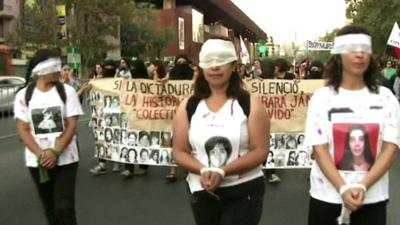 Women march in Chile