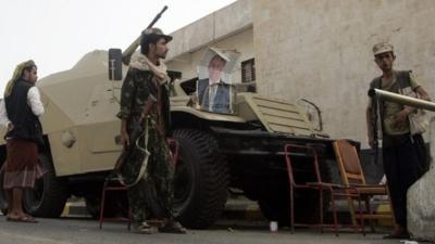 Forces loyal to Yemen's President Abdrabbuh Mansour Hadi guard his compound in Aden (25 February 2015)