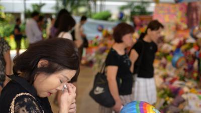 Mourners outside the Singapore hospital where former Singapore Prime Minister Lee Kuan Yew passed away