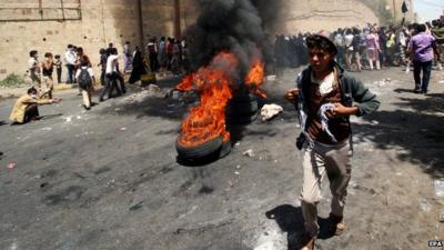 Yemeni protesters shout slogans and set alight tires during clashes following a protest against the Houthi takeover of several state facilities in the central city of Taiz, Yemen, 23 March 2015.