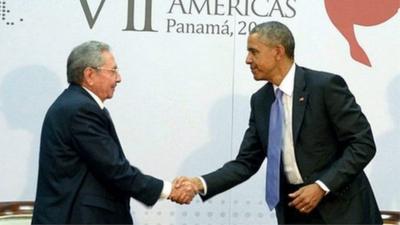 US President Barack Obama (R) shaking hands with Cuban President Raul Castro