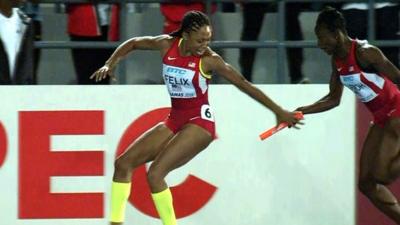 USA's Jeneba Tarmoh tries to hand the baton to Allyson Felix