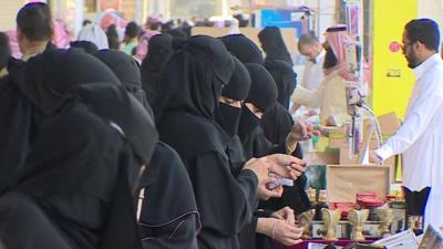 Saudi women shopping