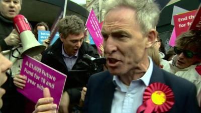 Jim Murphy campaigning in Glasgow surrounded by anti-labour protesters