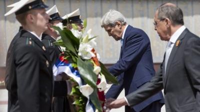 US.Secretary of State John Kerry (L) and Russian Foreign Minister Sergey Lavrov (R) lay a wreath at the Zakovkzalny War Memorial in Sochi