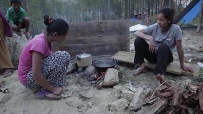 14-year-old Amirda and her sister boiling water in Nepal