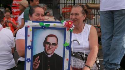 Pilgrims holding Oscar Romero picture