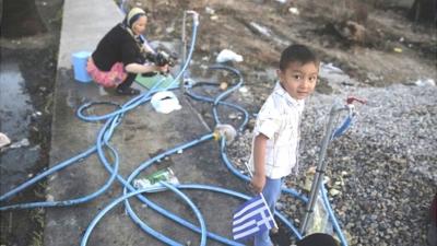 Afghan migrant child and mother in Kos