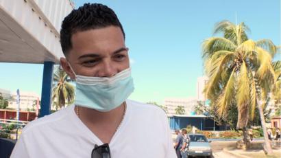 Leno Fernández fuera de una tienda de divisas estadounidenses en La Habana.
