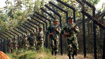 বাংলাদেশের সাথে চার হাজার কিলোমিটারেরও বেশি সীমান্তে উঁচু কাঁটাতারের বেড়া দেয়ার কাজ প্রায় শেষ করে এনেছে ভারত।