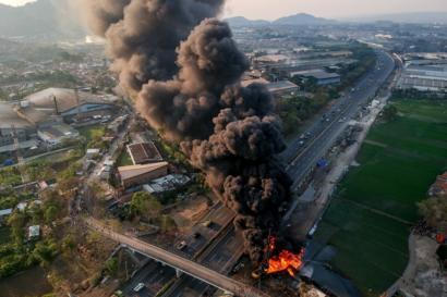 Kebakaran Pipa Minyak Pertamina Di Lokasi Pengerjaan Kereta