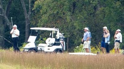 Trump jugando golf