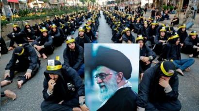 حامیان حزب الله در بیروت با تصویری از آیت الله خامنه ای، رهبر ایران