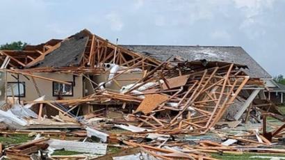 Deadly tornadoes batter southern US states - BBC News