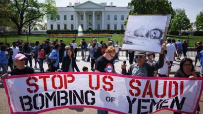 متظاهرون يعارضون التدخل الأمريكي في اليمن