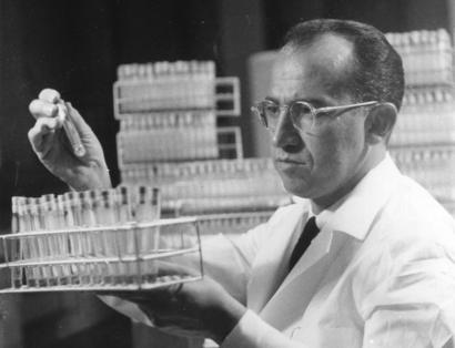 Jonas Salk em seu laboratório