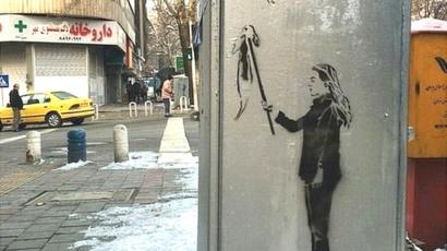 گرافیتی زن معترض به حجاب اجباری بر روی یکی از جعبه‌های تقسیم برق در تهران