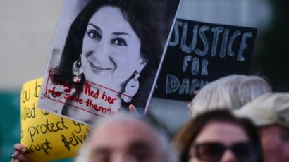 متظاهرون يحملون صورة الصحفية دافني كاروانا غاليزا التي قتلت في عام 2017