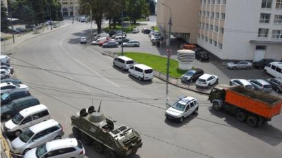 Ukraine: Gunman holds 20 hostages on bus in Lutsk - BBC News