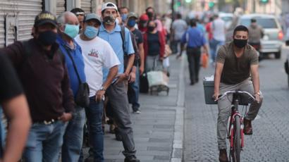 El alto porcentaje de trabajo informal dificulta el cumplimiento de las cuarentenas en América Latina.