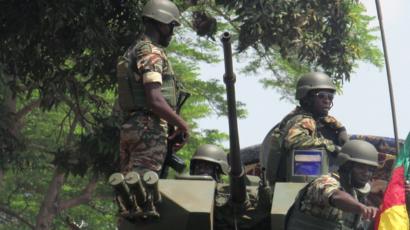 An Daure Wasu Sojojin Kamaru Kan Amfani Da Facebook Bbc News Hausa