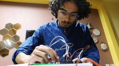 Electric honeycomb: Pakistani teen in scientific first - BBC News