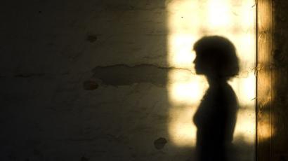 صورة تعبيرية لامرأة تنتظر بصيص أمل في الظلام
