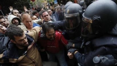 Catalan people who gathered outside the Ramon Llull school clash with Spanish National riot policemen in Barcelona