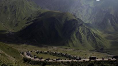 Российская автоколонна в Южной Осетии на Транскавказской магистрали 9 августа