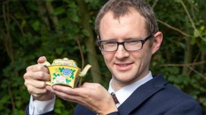 另外两个几乎一摸一样的酒壶分别陈列于台湾和中国大陆的博物馆中。