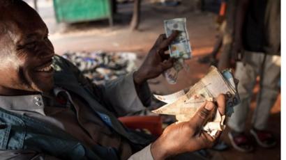 المركزي السوداني يخفض قيمة الجنيه للمرة الثانية خلال أسابيع Bbc