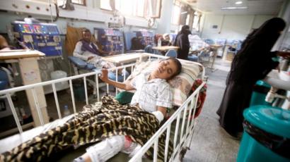 طفل مصاب في مستشفى في اليمن
