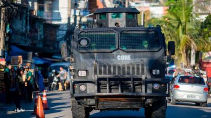 Patrulla en una favela en Brasil