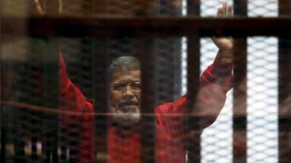 توفي محمد مرسي أول رئيس مصري منتخب ديمقراطيا أثناء محاكمته