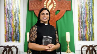 Pastor afirma que Deus é travesti e Jesus foi o primeiro transexual Pastor afirma que Deus é travesti e Jesus foi o primeiro transexual