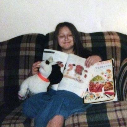 صورة روز عندما كانت طفلة تحمل كتبا ودمية