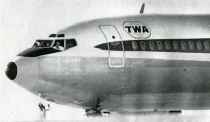 • تی دابلیو ای ۸۵ و کاپیتان جدیدش در حین سفر بعد از هواپیماربایی