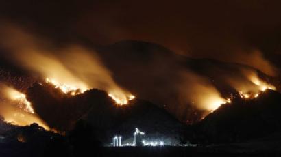 النيران المقدسة في كاليفورنيا محاكمة شخص بتهمة إشعال الحرائق