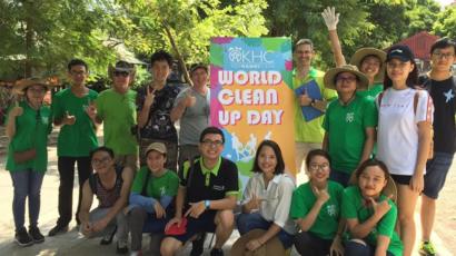 Douglas Snyder (thứ ba, hàng ba) cùng các bạn trẻ tại một buổi tổ chức dọn dẹp do Keep Hanoi Clean tổ chức