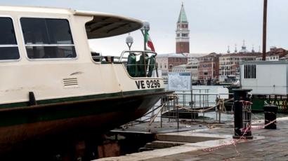 Les vents violents de Venise ont amené un vaporetto - bus public de l'eau - en haut du complexe Arsenale de Venise, 13 novembre 2019