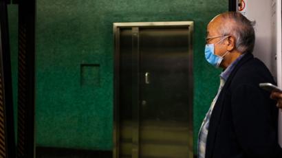 Un homme avec un masque chirurgical