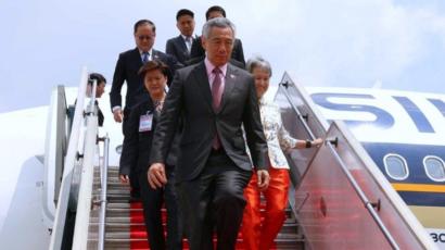 Thủ tướng Lý Hiển Long cùng phu nhân đáp xuống sân bay Tân Sơn Nhất hôm 21/03/2017