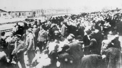 Una foto tomada por los nazis en los primeros días de la Segunda Guerra Mundial, muestra una carga de prisioneros destinados al campo de concentración de Auschwitz. Se muestran mientras hacen fila para el viaje al campamento después de llegar a la estación de ferrocarril de Auschwitz.