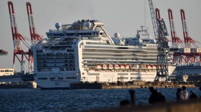 En febrero, el crucero Diamond Princess fue puesto en cuarentena frente a las costas de Japón, donde más de 700 personas de los 3.700 pasajeros a bordo dieron positivo. Esto, sumado a otros factores, hizo que muchos pensaran que Japón podría convertirse en un epicentro del brote.