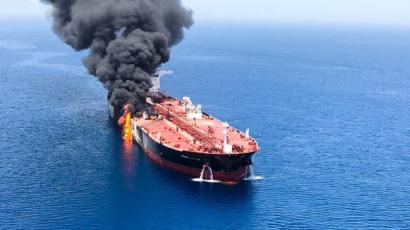 شاحنة النفط الخام فرونت ألتير مشتعلة في خليج عمان في 13 يونيو/حزيران 2019