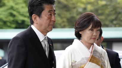 رئيس وزراء اليابان شينزو آبي وزوجته يتوجهان لحضور المراسم