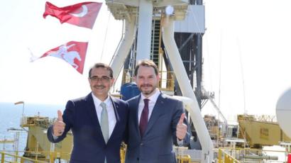 जहाज़ पर तुर्की के ऊर्जा मंत्री फ़तेह दोनमेज़ (बाएं) और वित्त मंत्री बेरात अलबायराक