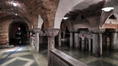 Un homme pompe l'eau de la crypte inondée de la basilique Saint-Marc à Venise, 13 novembre 2019