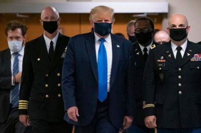 Trump con custodia, todos con mascarilla.